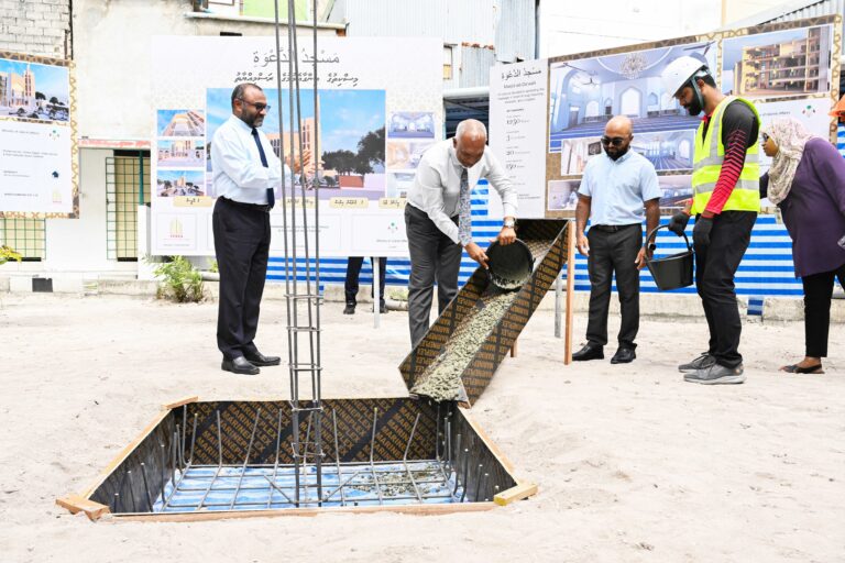 މާފަންނު ބޮޑުގެ ސަރަހައްދުގައި އިމާރާތްކުރާ މަސްޖިދުއްދަޢްވާގެ ބިންގާ ރައީސް އަޅުއްވައިދެއްވައިފި