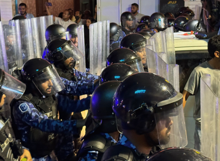 މުޒާހަރާގައި ތިން ފުލުހަކަށް އަނިޔާވެ، ފަރުވާދިން: ފުލުހުން