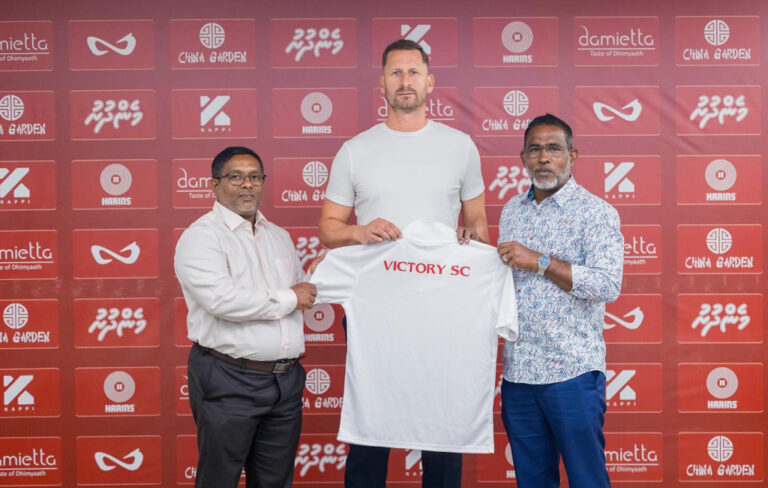 ކޯޗު ޖޯޖްލީ ވިކްޓްރީ އާއި ހަވާލުވެއްޖެ