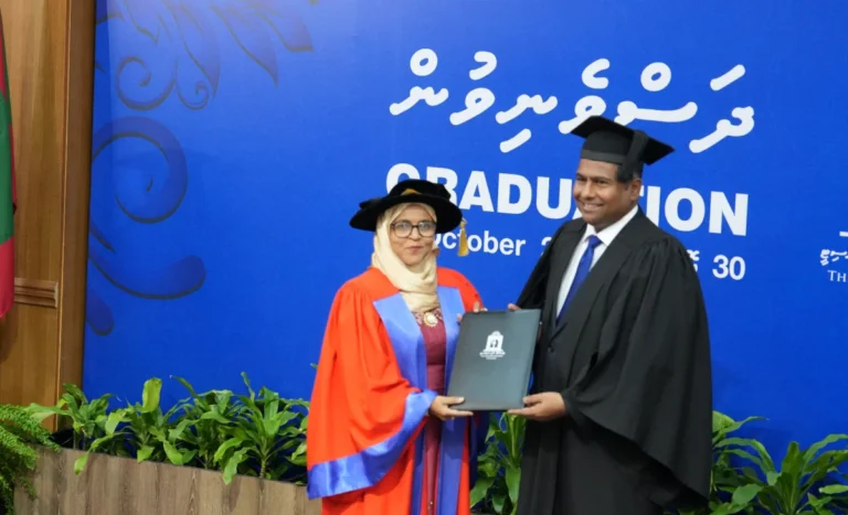 ދިވެހިބަހުން ޕީއެޗްޑީ ހާސިލްކުރެއްވި ފުރަތަމަ ބޭފުޅަކަށް ޑރ. އާމިނަތު ޒާހިރާ