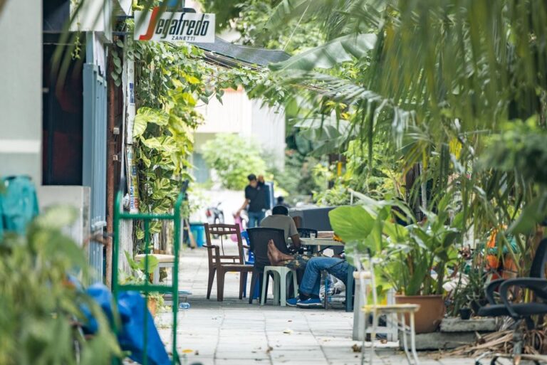 ހުޅުމާލޭގެ ދުވާރުމަތިން ކެފޭ މޭޒުތައް ނަގަން އަނެއްކާވެސް އަންގައިފި