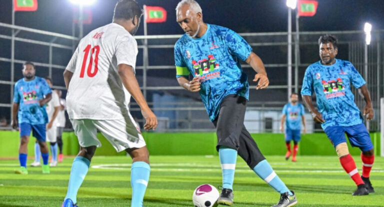 ރައީސް މުޢިއްޒާއި ފީފާގެ ރައީސް މާދަމާ ހަވީރު ފުޓްބޯޅަ މެޗެއް ކުޅެނީ
