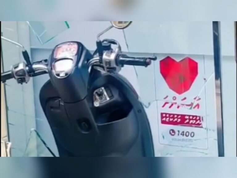 ސައިކަލެއް ކޮންޓްރޯލު ނުވެ ގޮސް ކްލިނިކެއްގެ ފާމަސީ ތެރެއަށް ވަދެއްޖެ