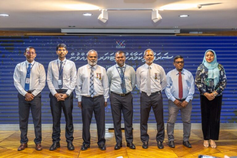 ސްޓެލްކޯގެ ތިން މުވައްޒަފަކު ޝަރަފްވެރިކަމާއެކު ރިޓަޔާ ކޮށްފި