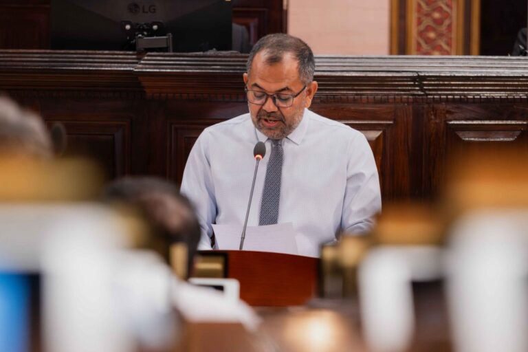 ރައީސް ވަނީ ރާއްޖެ އޮތް އަނދަވަޅުން ސަލާމަތްކޮށްދީ، ޕްރޮޖެކްޓްތައް ފައްޓަވައިދެއްވާފަ: ޒަމީރު