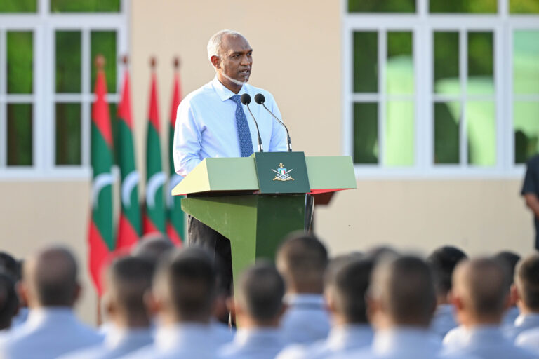 ރޭގަނޑު 12 ގެ ފަހުން މަގުމަތީގައި އުޅޭ ބިދޭސީންނާ ސުވާލުކުރަން ރައީސް އަންގަވައިފި