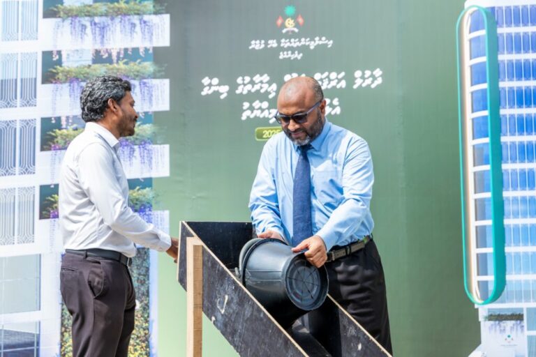 ދާރުލްއަަރުގަމްގެ ބިންގާ މިނިސްޓަރު ޝަހީމް އަޅުއްވައިދެއްވައިފި