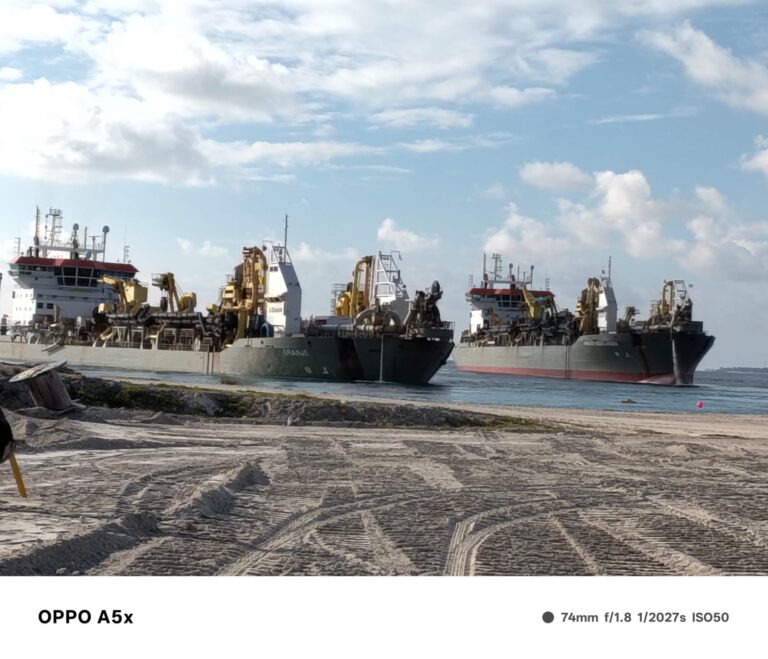 63 ހެކްޓަރުގެ ބިން ހިއްކުމަށް އެއްފަހަރާ 2 ޑްރެޖަރު ބޭނުންކޮށްގެން ފޭސް 3 ހިއްކަން ފަށައިފި