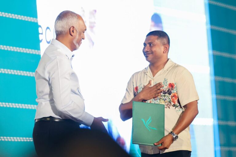 ކުރީގެ މިނިސްޓަރު މަހުލޫފް ޕީއެންސީއަށް ސޮއިކުރައްވައިފި