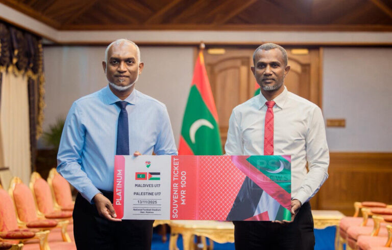 ރާއްޖެ-ފަލަސްޠީން މެޗުގެ ސްވެނިއަރ ޕްލެޓިނަމް ޓިކެޓު ރައީސް މުޢިއްޒު ބައްލަވައިގެންފި