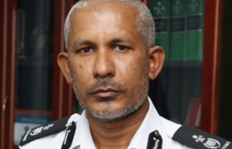 ކަސްޓަމްސްގެ ވަޒީފާއިން ވަކިކުރެއްވި މަހްމޫދު ރިޔާޒުގެ ވަޒީފާ އިޢާދަކުރައްވައިފި