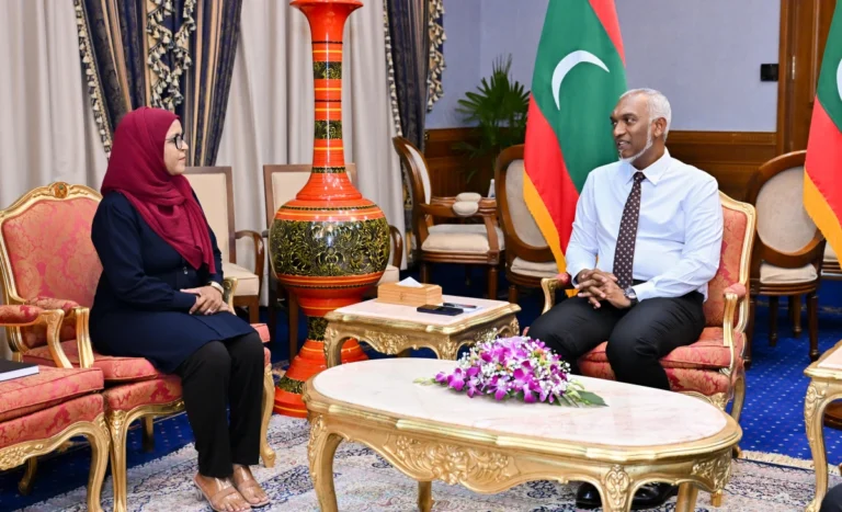 ޕީއެޗްޑީ ދިވެހިބަހުން ހާސިލްކުރެއްވި ޑޮކްޓަރ އާމިނަތު ޒާހިރުއާ ރައީސް ބައްދަލުކުރައްވައި ތަހުނިޔާ ވިދާޅުވެއްޖެ