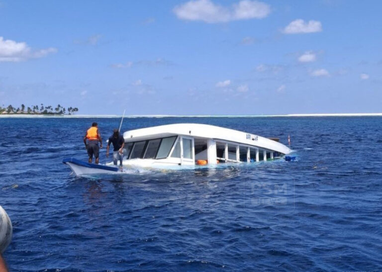 ދެ ދޯންޏެއް ޖެހި އެކްސިޑެންޓެއް، އެއް ދޯނި ދިޔައީ އަޑިއަށް