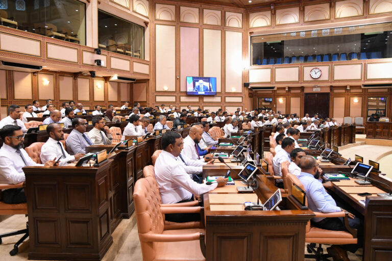 ކޮލެޖެއް ހިންގާތާ 15 އަހަރުވެފައިވާނަމަ، ޔުނިވާސިޓީއަކަށް ބަދަލުކުރެވޭ އިސްލާހު ފާސްކޮށްފި