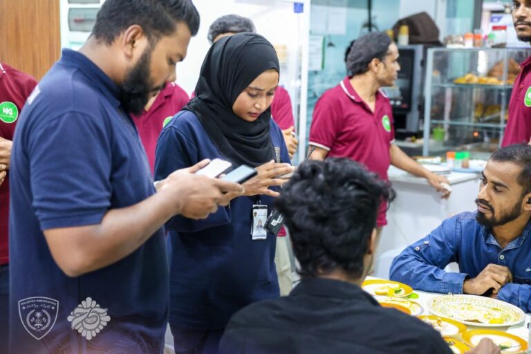 މާލޭގެ އަށް ކެފޭއަކުން ގަވާއިދާ ޚިލާފަށް އުޅުނު ފަސް ބިދޭސީއަކު ހައްޔަރުކޮށްފި