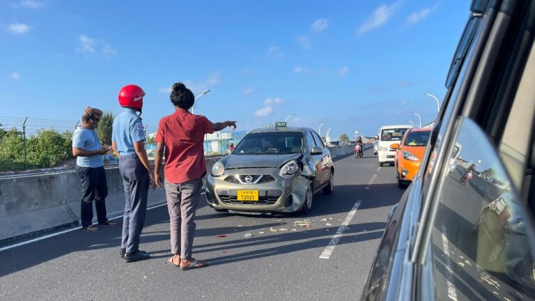 އޯވަޓޭކް ކުރަން އުޅެނިކޮށް ހައިވޭގައި އެކްސިޑެންޓެއް ހިނގައިފި