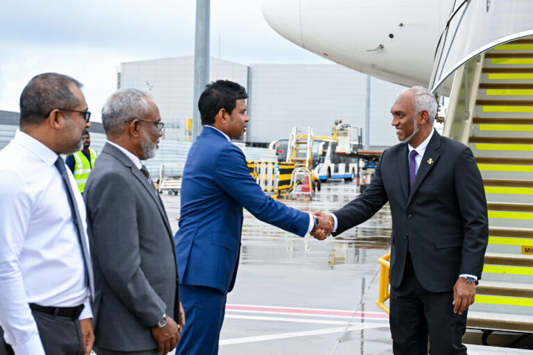 އިނގިރޭސިވިލާތައް ކުރެއްވި ދަތުރުފުޅު ނިންމަވާލެއްވުމަށްފަހު މާލެ ވަޑައިގެންފި