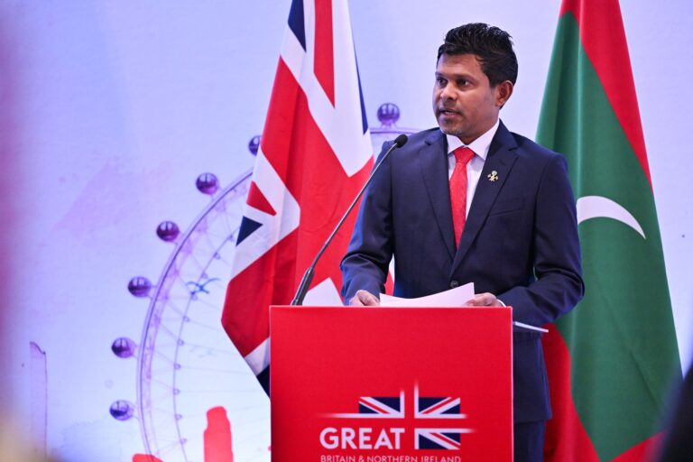 ރާއްޖެއާއި އިނގިރޭސި ވިލާތުގެ ބަދަހި ގުޅުމަށް ނައިބު ރައީސްގެ ތައުރީފް