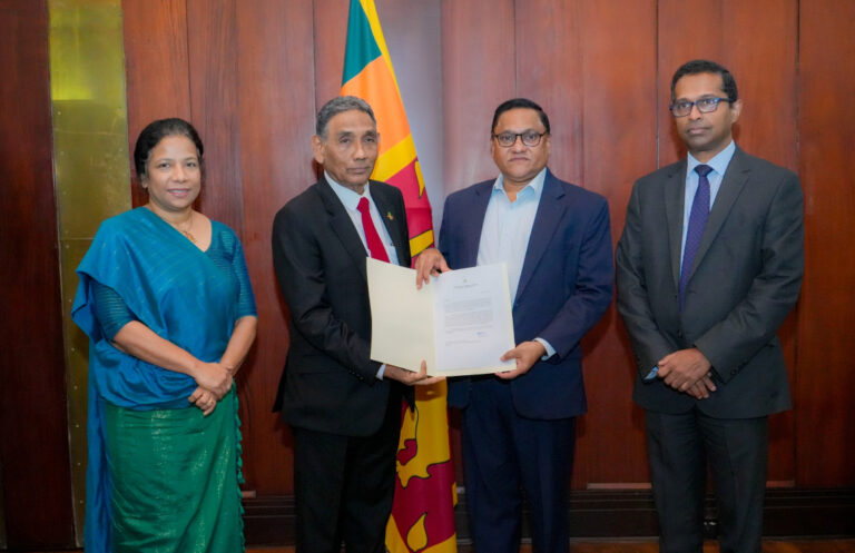 އެހީގެ ގޮތުގައި ލަންކާއަށް 50،000 ޑޮލަރު ދިވެހި ސަރުކާރުން ހަވާލުކޮށްފި