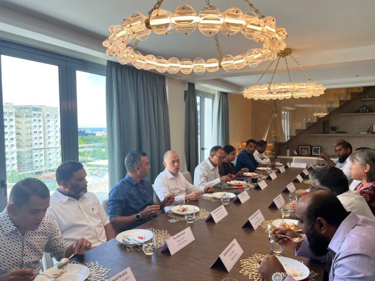 އެމެރިކާ ސަފީރު ހޫގޯ ޓޮން ރާއްޖޭގެ ސިޔާސީ ޕާޓީތަކާ ބައްދަލު ކުރައްވައިފި