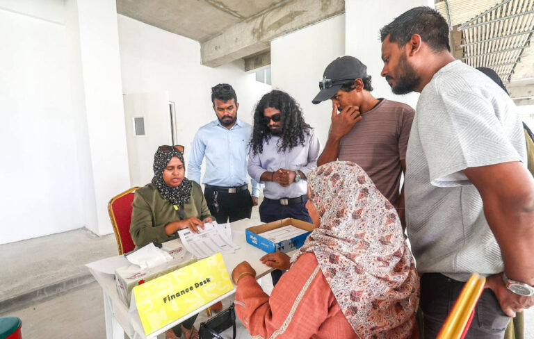 އިތުރު 5 ޓަވަރެއްގެ ތަޅުދަނޑި ހަވާލުކުރަން ފަށައިފި
