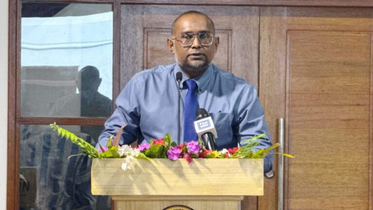 ސިޔާސީ މުވައްޒަފުންނާއި ސިވިލް ސާވިސް މުވައްޒަފުން ގުޅިގެން ނޫނީ ރަނގަޅު ނަތީޖާއެއް ނުނެރެވޭނެ: މުޖުތާޒު