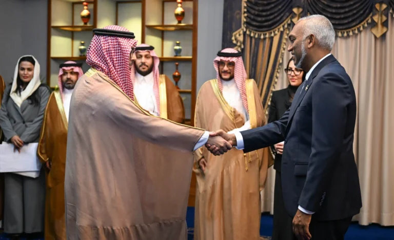 ސަޢޫދީ ވިޔަފާރި ވަފުދެއް ރައީސްގެ އަރިހަށް އިޙުތިރާމުގެ ޒިޔާރަތެއް ކުރައްވައިފި