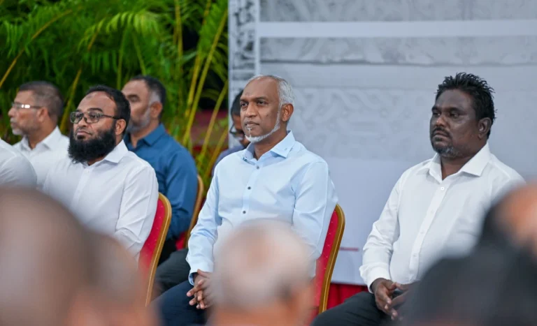 ރައީސް މުޢިއްޒު މިރޭ ހުޅުމާލެ ފުރަތަމަ ފިޔަވަހީގެ ރައްޔިތުންނާ ބައްދަލުކުރައްވަނީ