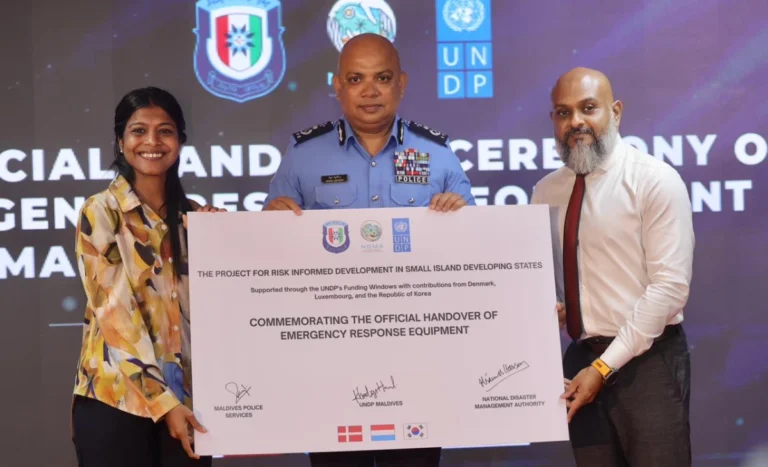 ކުއްލި ހާލަތްތަކުގައި ބޭނުންކުރާ ބައެއް ސާމާނު ފުލުހުންނަށް ހަދިޔާކޮށްފި