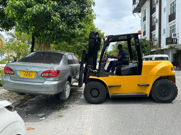 ހުޅުމާލޭގެ ހުސްބިންތަކުގައާއި މަގުތަކުގައި ގަވާއިދާ ހިލާފަށް ޕާކުކޮށްފައިވާ އުޅަނދުތައް ނަގަނީ