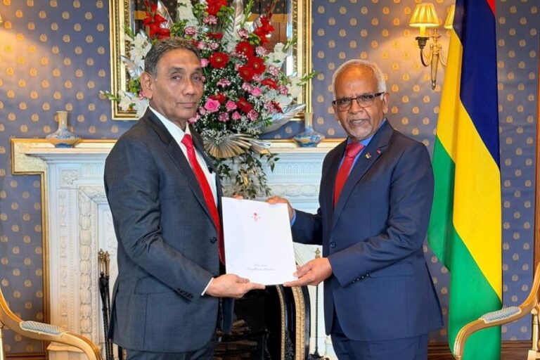 ސަފީރު ކަމުގެ ފަތްކޮޅު މަސްއޫދު މޮރިޝަސްގެ ރައީސަށް އަރުވައިފި