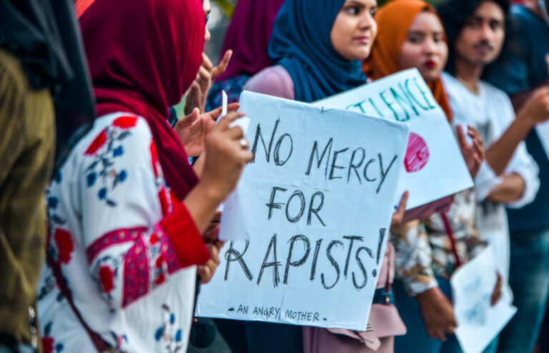 ދަރިވަރަކަށް ޖިންސީ ގޯނާކުރި ޓީޗަރަކަށް ފަސް ދައުވާ އުފުލައިފި