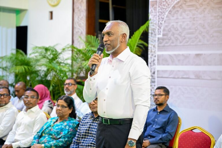 ރައީސް މުއިއްޒު މާދަމާ ރޭ ހެންވޭރުގެ ރައްޔިތުންނާ ބައްދަލުކުރައްވަނީ