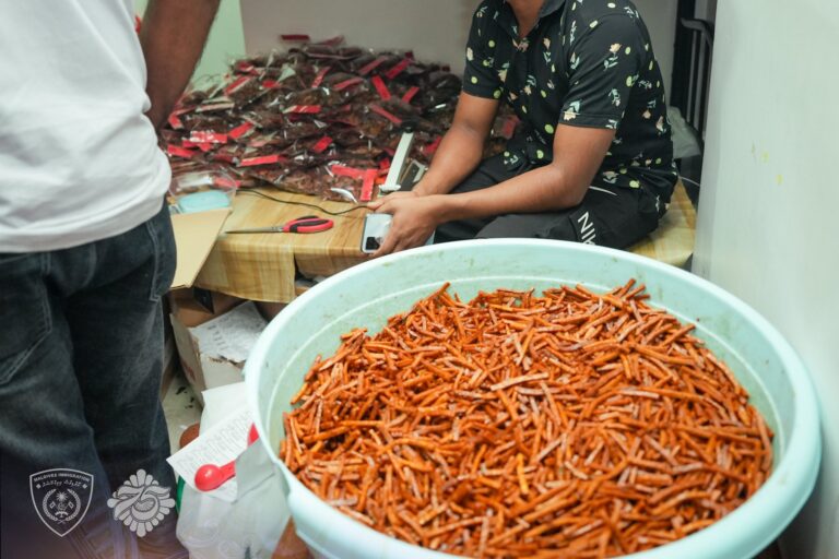 ފާހާނާގައި ކާބޯތަކެތި ތައްޔާރުކުރަމުން ދިޔަ ބިދޭސީންތަކެއް އިމިގްރޭޝަންގެ ބެލުމުގެ ދަށަށް