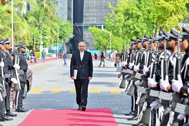 އީރާނުން ރައީސް ނަޝީދަށް ވަރުދަގަ ރައްދެއް ދީފި