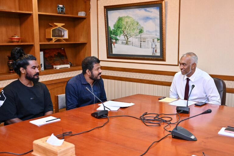 ވިޔަފާރި ބަނދަރުގައި މުދާ އުފުލާ ލޮރީ ޑްރައިވަރުންނާއި ރައީސް ބައްދަލުކުރައްވައިފި