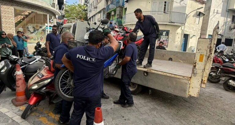މާލޭގެ ސްކޫލްތައް ކައިރީ ޕާކްކޮށްފައި ހުރި އުޅަނދުތައް ޓޯ ކުރަނީ