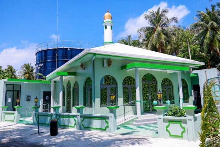 ހެޔޮއެދޭ ފަރާތެއްގެ ދީލަތި އެހީގައި އޮމަދޫގައި ބިނާކުރި މިސްކިތް ހުޅުވައިފި