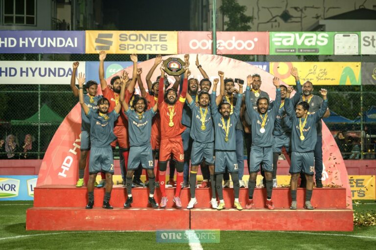 އޭދަފުށިން ގޯލްޑަންގެ ޗެރިޓީ ޝީލްޑް އުފުލާލައިފި