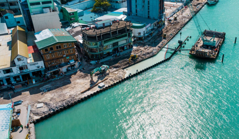 ބޮޑުތަކުރުފާނު މަގު: 85 މީޓަރުގެ ސަރަޙައްދެއް ޝީޓްޕައިލް ކޮށްފި