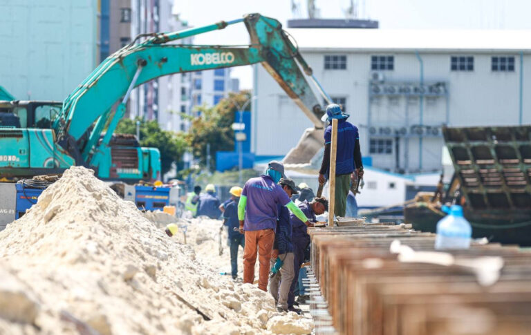 ބާޒާރުމަތީ މަގު: 255 މީޓަރުގެ ސަރަޙައްދެއްގައި ޝީޓް ޕައިލްކޮށް ނިމިއްޖެ