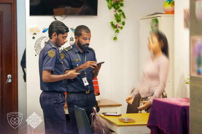 ގަވާއިދާ ޚިލާފަށް އުޅޭ ބިދޭސީން ހޯދަން ހުޅުމާލޭގެ 5 ސެލޫނެއް ރެއިޑްކޮށްފި