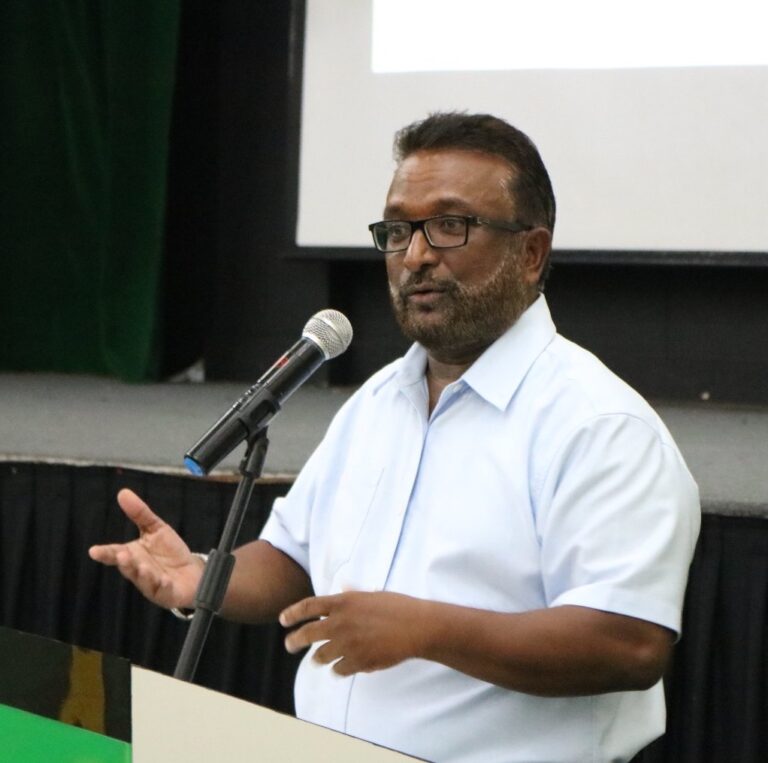 ދީނީ އިލްމުވެރިޔާ އަޒީބެ އަށް ސްޓްރޯކެއް ޖެހިގެން ފަރުވާދެނީ