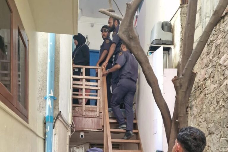 ބިދޭސީން ހިންގި ފަސް ވިޔަފާރިއެއް ބަންދުކޮށްފި