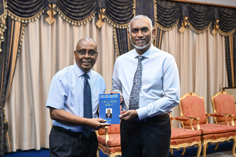 ސަލީމް ލިޔުއްވި ފޮތް ރައީސް މުއިއްޒަށް ހަދިޔާކުރައްވައިފި