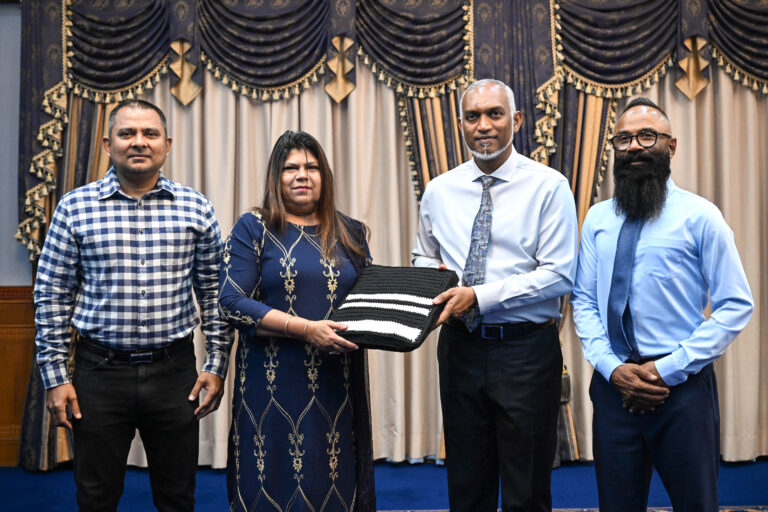 އަތްތެރިމަސައްކަތުގެ ފަންނުވެރި ގުމޭރިއާގެ ދިވެހި ފޭއްޔެއް ރައީސް މުއިއްޒަށް ހަދިޔާކުރައްވައިފި