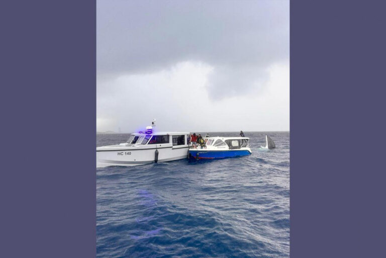 ފަތުރުވެރިން ގޮވައިގެން ދަތުރުކުރި ލޯންޗެއް ބަންޑުން ޖަހާލައިފި