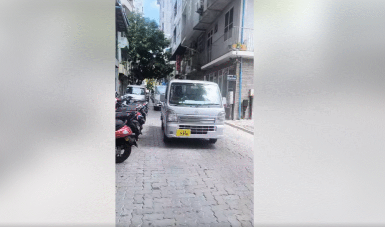 އެމްބިއުލާންސަށް ދިޔަނުދީ މަގު ބްލޮކްކޮށްގެން މުދާ ބާލަން މަޑުކުރި ޕިކަޕް ޑްރައިވަރުގެ ލައިސަންސް ހިފަހައްޓައިފި