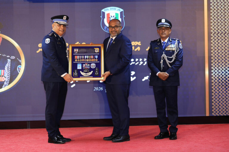 ނަވީން 32 އަހަރު ފުލުހުންގެ މުއައްސަސާއަށް ކުރެއްވި ޚިދުމަތުގެ އަގުވަޒަންކޮށްފި