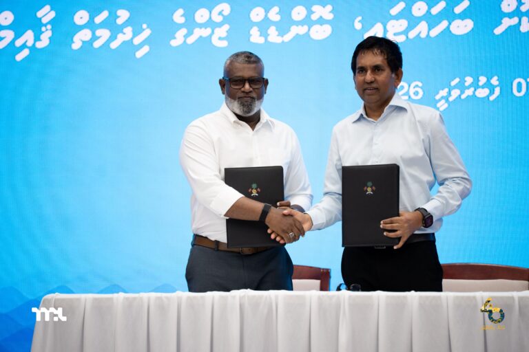 ހިތަދޫ ވިޔަފާރި ބަނދަރުގައި ކާބޯތަކެއްޗާއި އަސާސީ މުދާ ޑިއުޓީ ފްރީކޮށް ބަހައްޓަން އެއްބަސްވުމެއްގައި ސޮއިކޮށްފި